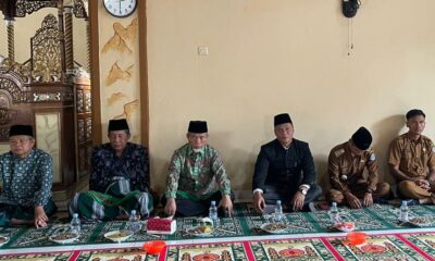 Wagub Abdullah Sani bersama Bupati Merangin Mashuri saat menghadiri peringatan Isra Mi'raj di Desa Pulau Bayur. (DETAIL/Daryanto)