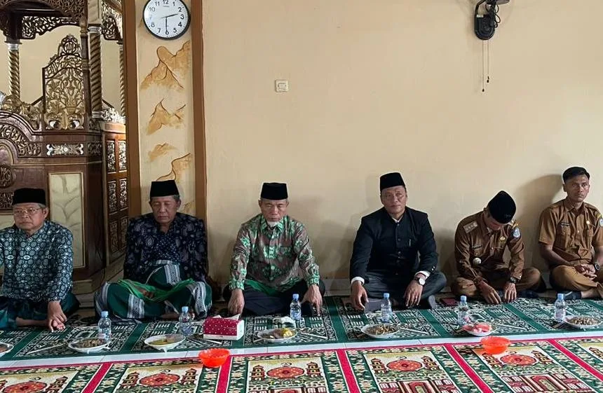 Wagub Abdullah Sani bersama Bupati Merangin Mashuri saat menghadiri peringatan Isra Mi'raj di Desa Pulau Bayur. (DETAIL/Daryanto)