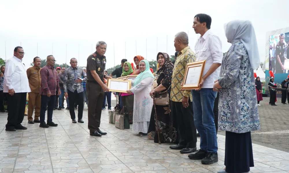 Kajati Sumut Idianto SH MH menyerahkan piagam penghargaan kepada para aktivis perempuan dalam rangka Hari Pers Nasional.