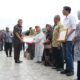 Kajati Sumut Idianto SH MH menyerahkan piagam penghargaan kepada para aktivis perempuan dalam rangka Hari Pers Nasional.