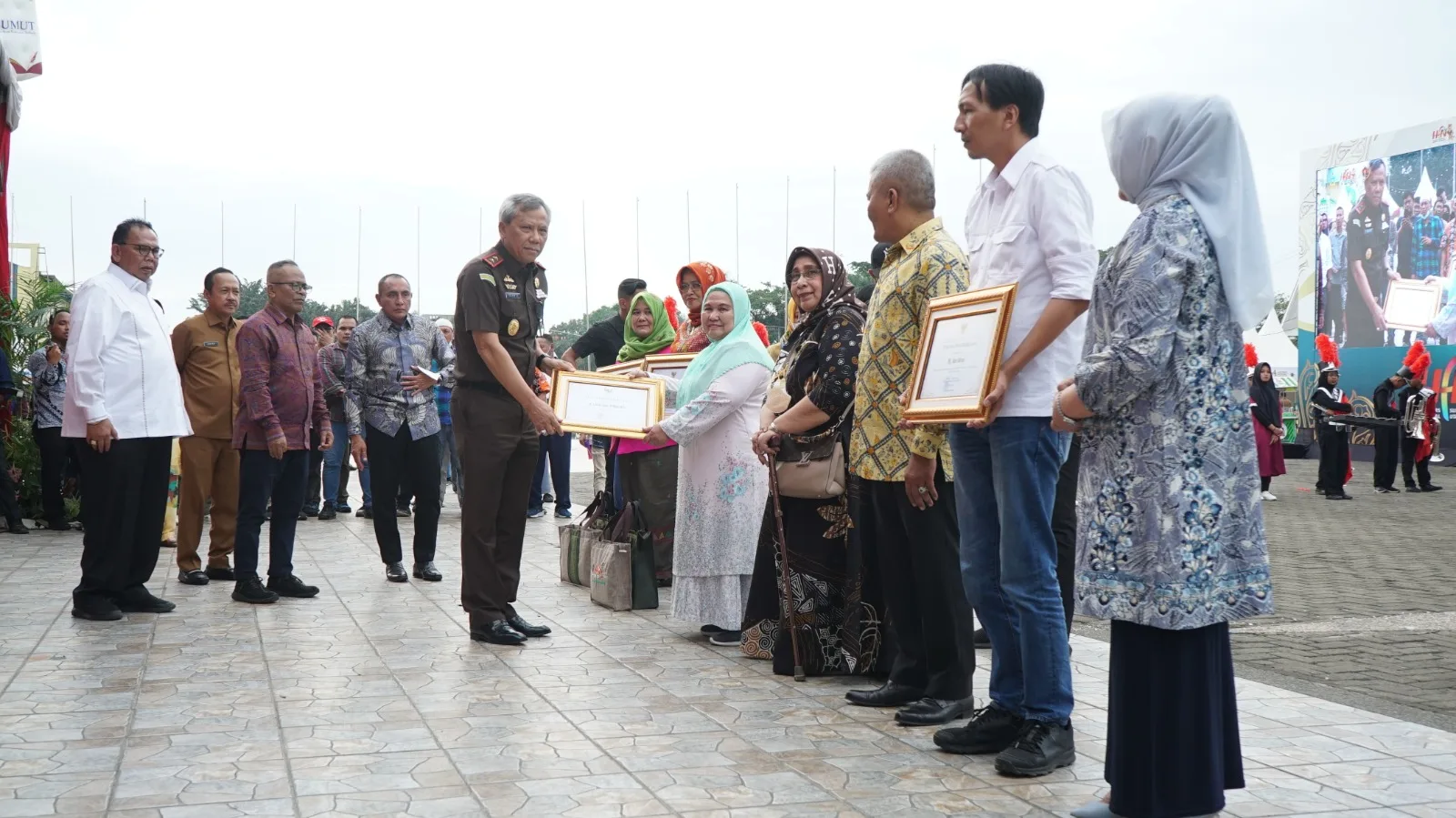 Kajati Sumut Idianto SH MH menyerahkan piagam penghargaan kepada para aktivis perempuan dalam rangka Hari Pers Nasional.