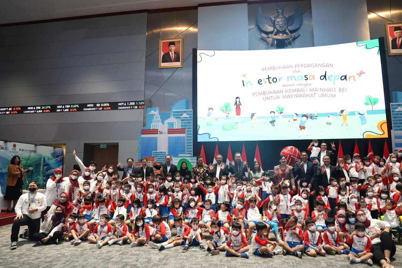 Para siswa dan siswi TK menjadi tamu pertama sejak Main Hall BEI resmi dibuka untuk umum sejak Senin, 30 Januari 2023