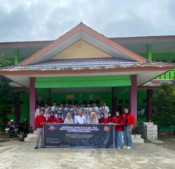 Foto bersama Mapala OASE dengan MAN 1 Kuala Tungkal.