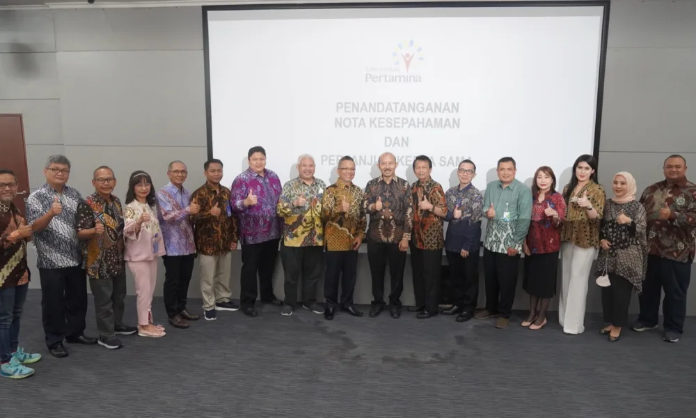 Foto bersama jajaran pimpinan Universitas Pertamina dengan pimpinan mitra UPER dalam acara penandatanganan nota kesepahaman dan kerja sama pada 1 Februari 2023