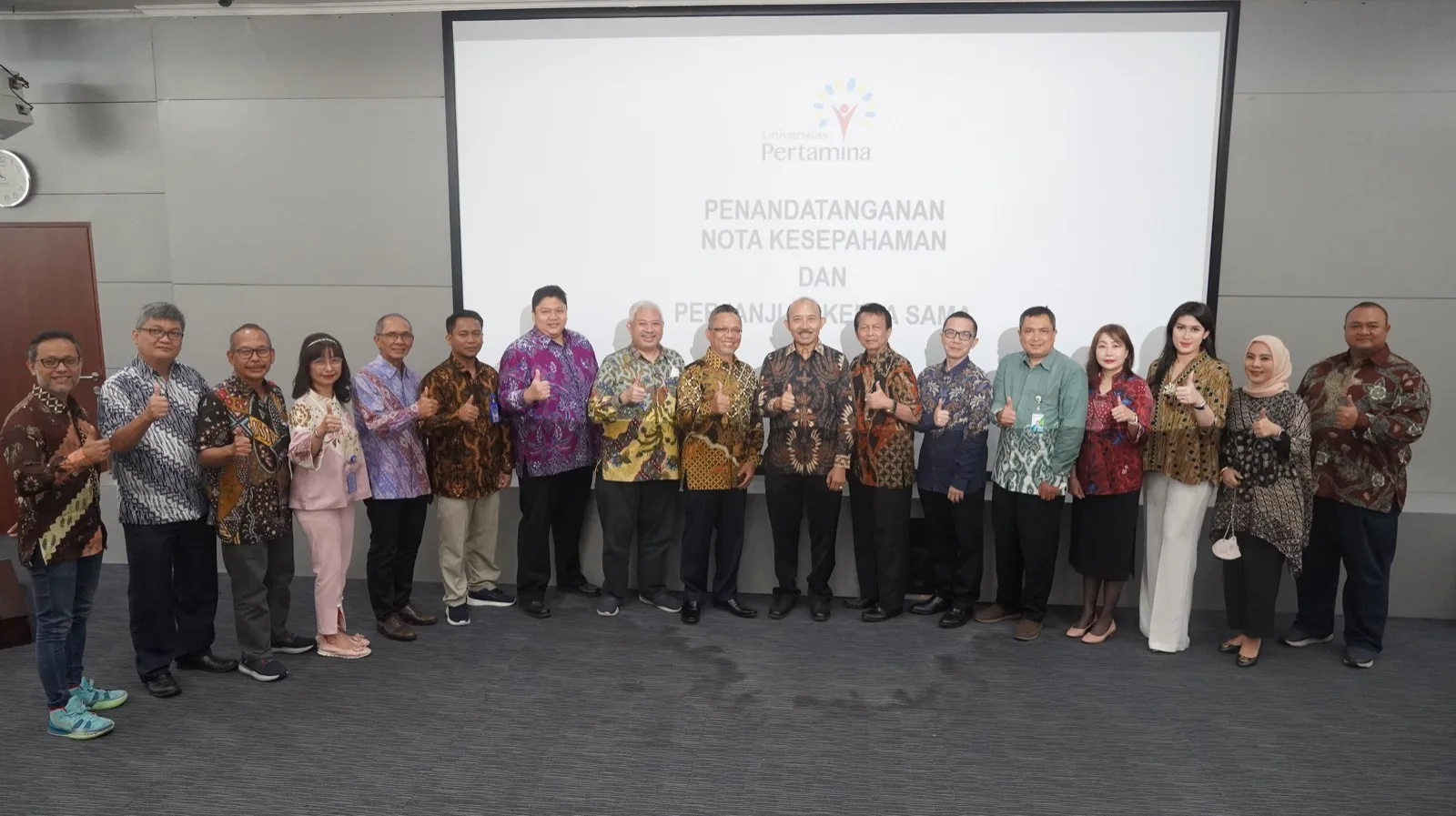 Foto bersama jajaran pimpinan Universitas Pertamina dengan pimpinan mitra UPER dalam acara penandatanganan nota kesepahaman dan kerja sama pada 1 Februari 2023