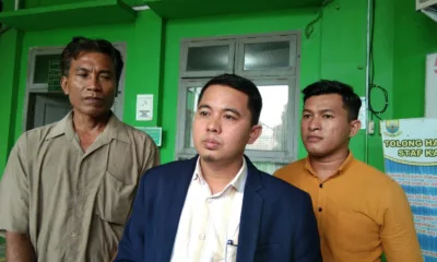Ayah YS (Kiri), Kuasa Hukum YS Alendra (Tengah), Dikson Limbong (kanan).