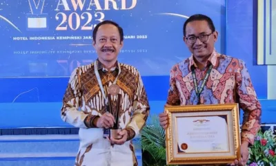 Sekda Provsu Arief Tri Nugroho (kiri) didampingi Kakanwil KPPU Sumbagut Ridho Pamungkas di acara KPPU Award 2023 di Jakarta, Kamis, 16 Februari 2023