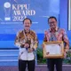 Sekda Provsu Arief Tri Nugroho (kiri) didampingi Kakanwil KPPU Sumbagut Ridho Pamungkas di acara KPPU Award 2023 di Jakarta, Kamis, 16 Februari 2023