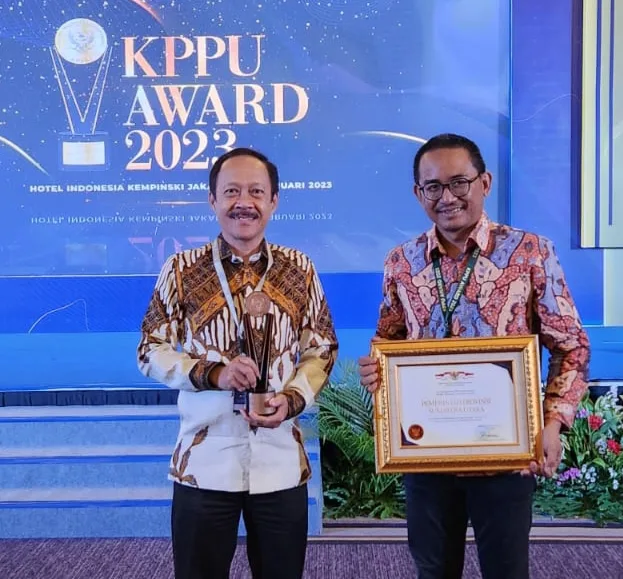 Sekda Provsu Arief Tri Nugroho (kiri) didampingi Kakanwil KPPU Sumbagut Ridho Pamungkas di acara KPPU Award 2023 di Jakarta, Kamis, 16 Februari 2023