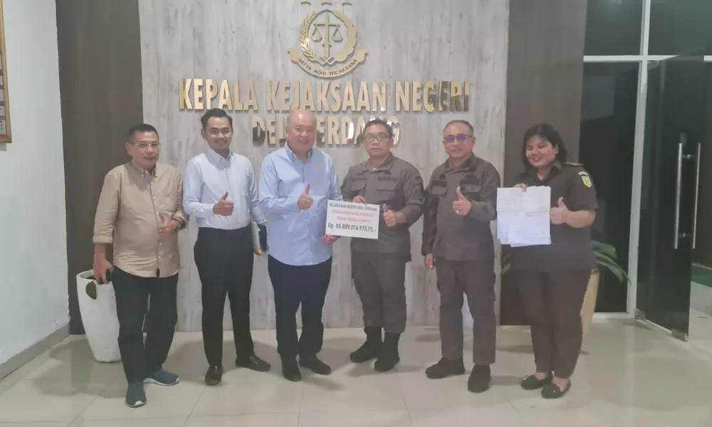 Mujianto menyalurkan uang pengganti terpidana korupsi Tamin Sukardi kepada Kejaksaan Negeri Deli Serdang, Kamis, 16 Februari 2023