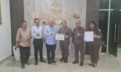 Mujianto menyalurkan uang pengganti terpidana korupsi Tamin Sukardi kepada Kejaksaan Negeri Deli Serdang, Kamis, 16 Februari 2023