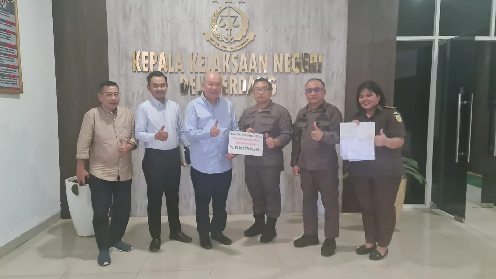 Mujianto menyalurkan uang pengganti terpidana korupsi Tamin Sukardi kepada Kejaksaan Negeri Deli Serdang, Kamis, 16 Februari 2023