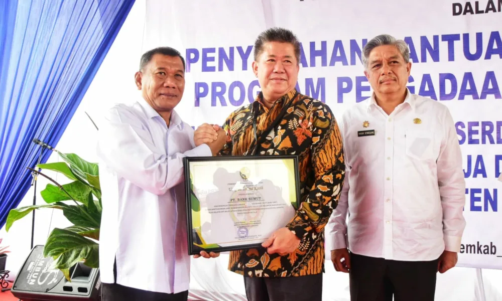 Penyerahan CSR Bank Sumut ke Pemkab Deli Serdang yang diterima langsung oleh Bupati Ashari Tambunan (kiri)
