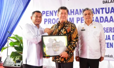 Penyerahan CSR Bank Sumut ke Pemkab Deli Serdang yang diterima langsung oleh Bupati Ashari Tambunan (kiri)