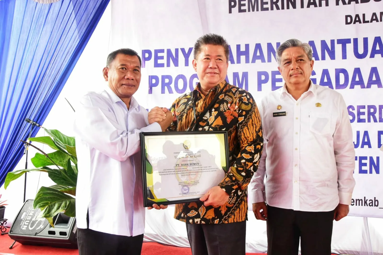 Penyerahan CSR Bank Sumut ke Pemkab Deli Serdang yang diterima langsung oleh Bupati Ashari Tambunan (kiri)