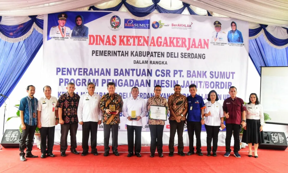 Pimpinan Bank Sumut dan Bupati Deli Serdang H. Ashari Tambunan berfoto bersama.