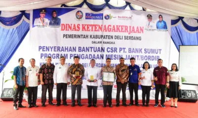 Pimpinan Bank Sumut dan Bupati Deli Serdang H. Ashari Tambunan berfoto bersama.
