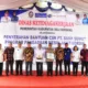 Pimpinan Bank Sumut dan Bupati Deli Serdang H. Ashari Tambunan berfoto bersama.