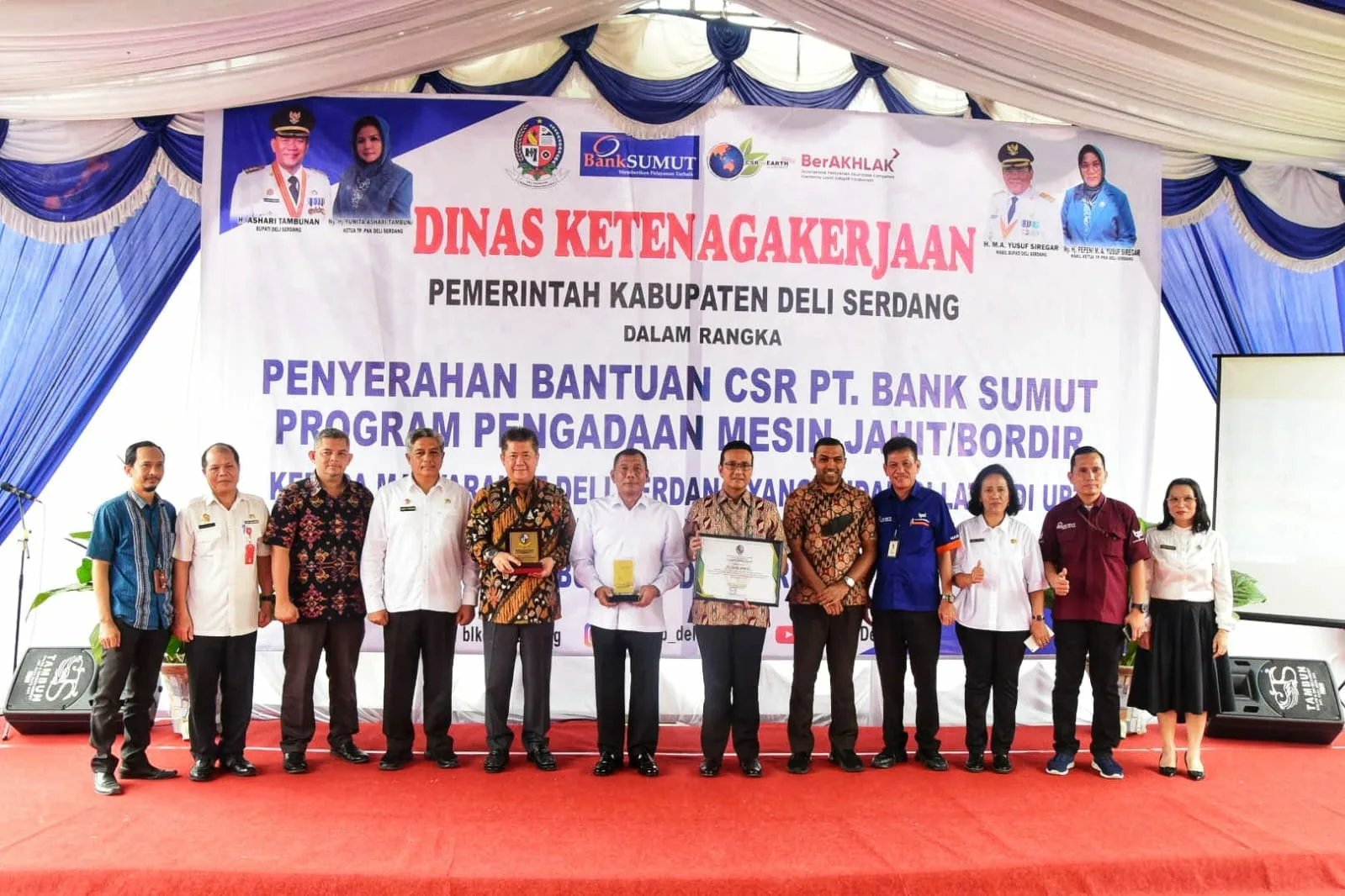 Pimpinan Bank Sumut dan Bupati Deli Serdang H. Ashari Tambunan berfoto bersama.