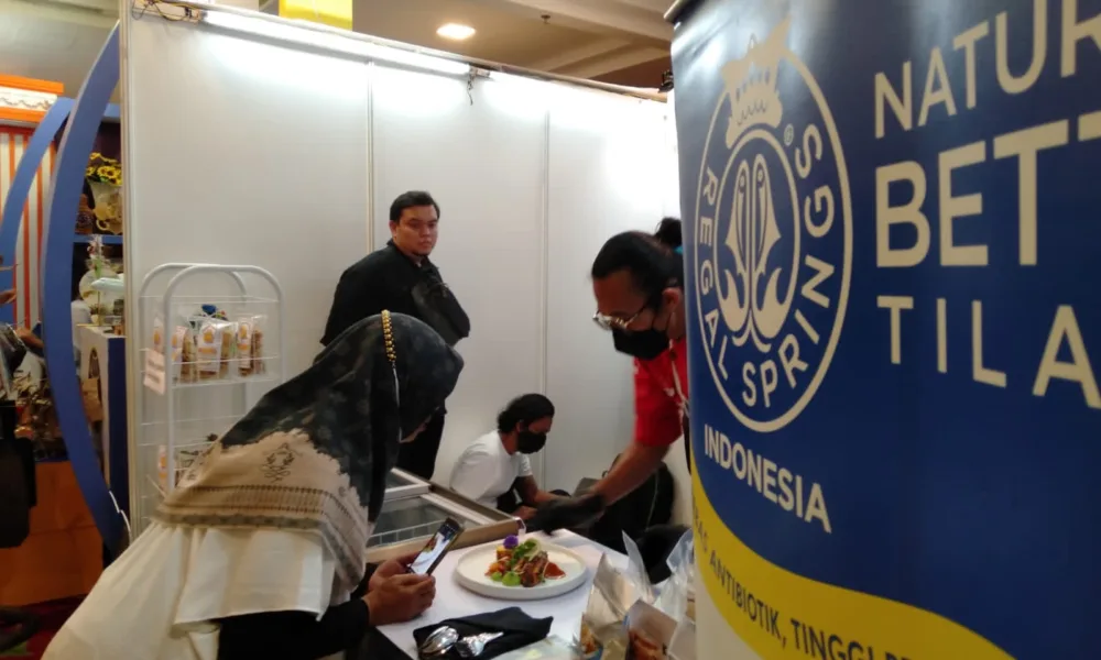 Salah satu warga melihat dengan seksama kuliner berbasis ikan Tilapia di booth Regal Springs Indonesia dalam acara Kriya Fest yang diadakan di Tiara Convention Center, Medan, Selasa-Kamis (21-23/2/2023).