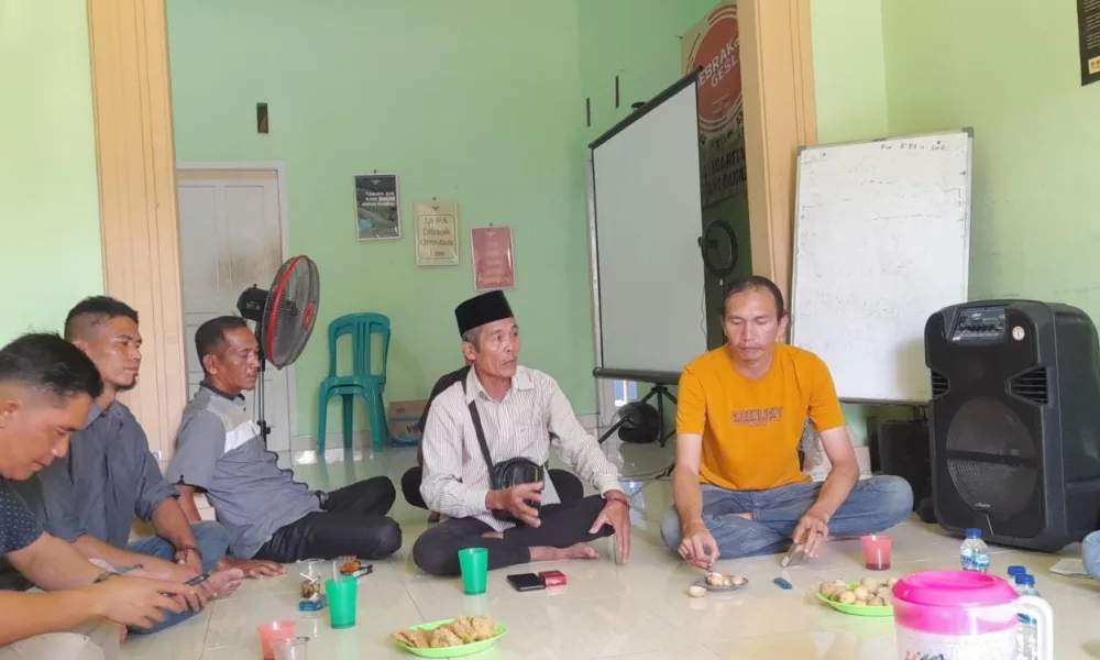 Irwansyah (putih) dan Fransdodi (kuning) saat jumpa pers di KPA Jambi.