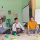 Irwansyah (putih) dan Fransdodi (kuning) saat jumpa pers di KPA Jambi.
