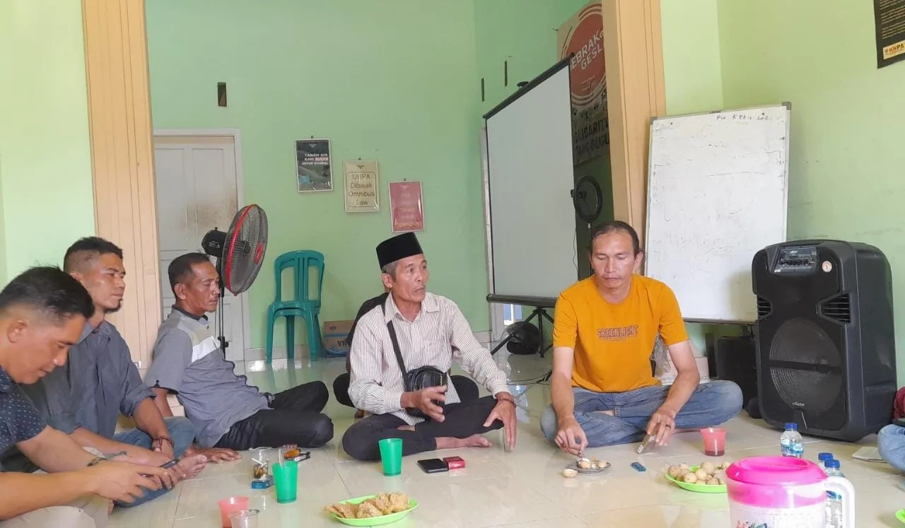 Irwansyah (putih) dan Fransdodi (kuning) saat jumpa pers di KPA Jambi.