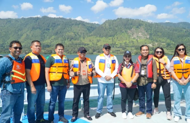 Bupati Sergai Darma Wijaya dan rombongan berfoto bersama di lokasi akuakultur milik PT RSI.