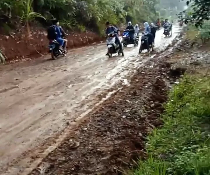 Jalan aset pemerintah daerah Merangin yang di rusak, akibatnya berlumpur ,tiga desa mengeluh.(DETAIL.ID/ist)