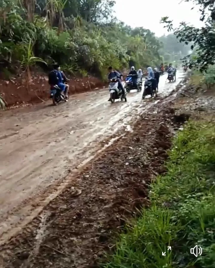 Jalan aset pemerintah daerah Merangin yang di rusak, akibatnya berlumpur ,tiga desa mengeluh.(DETAIL.ID/ist)