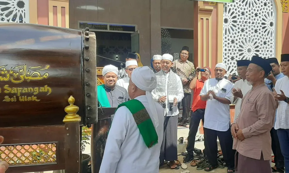Bupati Merangin Mashuri menyerahkan Musala Sambangi yang dibangun dengan dana pribadi keluarga Mashuri kepada warga untuk dipergunakan sebagai sarana ibadah warga.