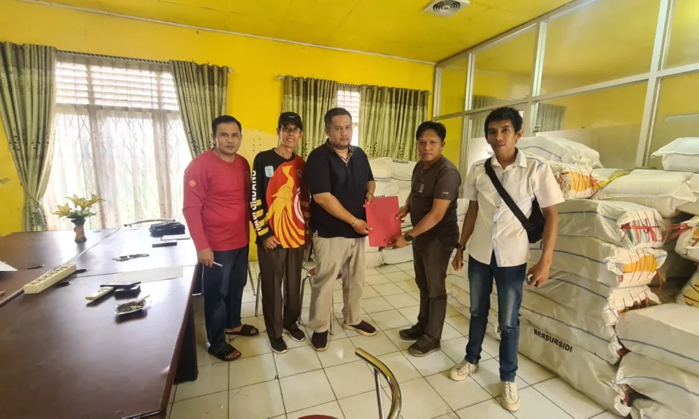 Warga Desa Pulau Tujuh saat menyampaikan laporan ke Dinas PUPR Merangin. (DETAIL/Daryanto)