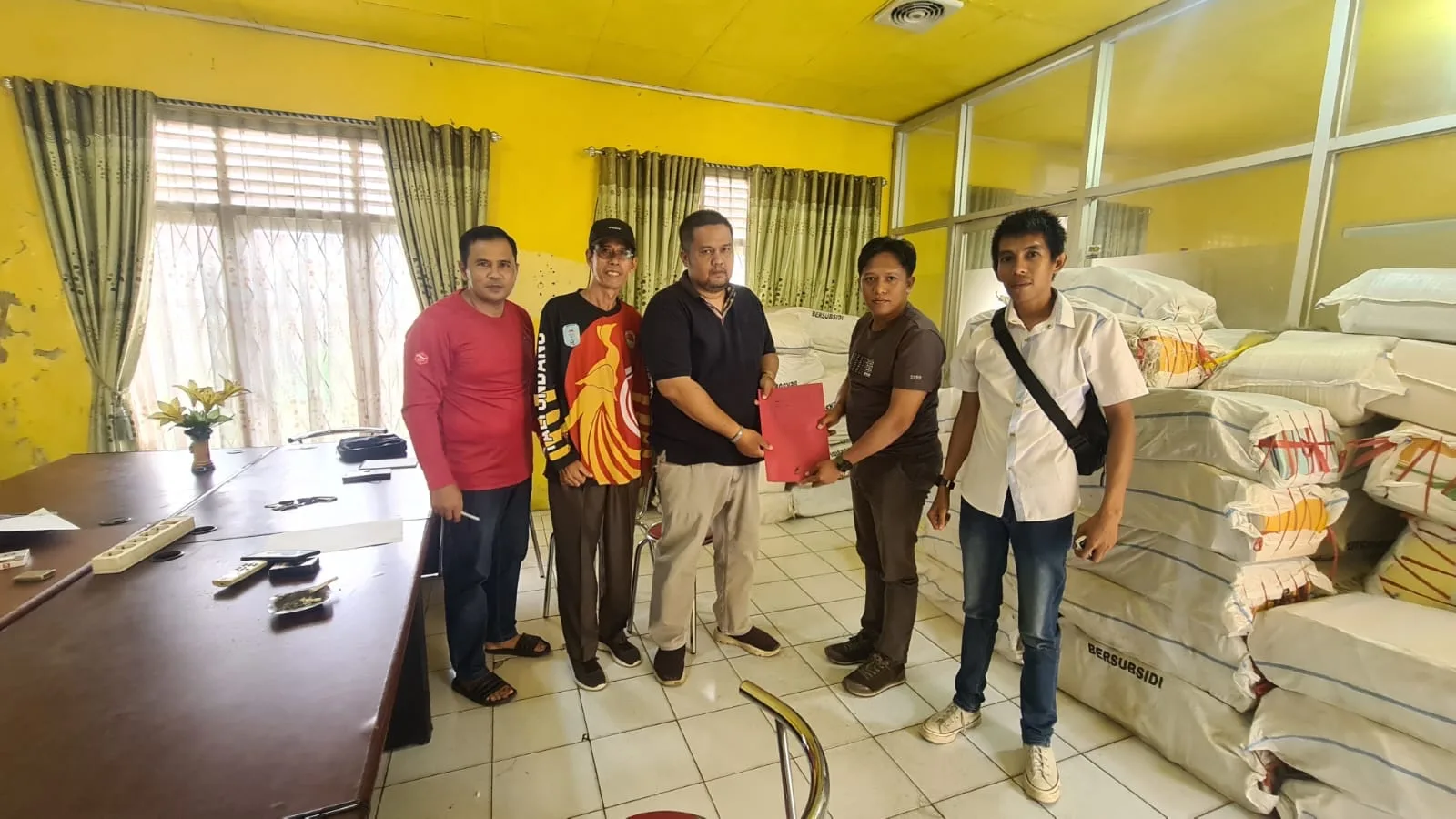 Warga Desa Pulau Tujuh saat menyampaikan laporan ke Dinas PUPR Merangin. (DETAIL/Daryanto)