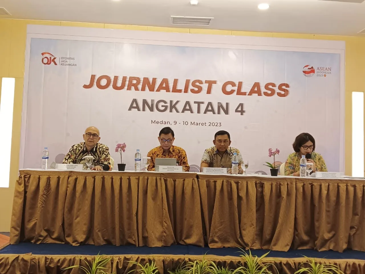 Para pembicara dari OJK dan OJK Institute.