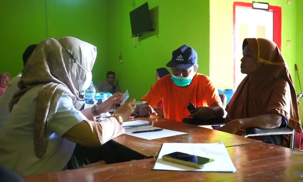 Dokter tangguh yang lagi melayani pasien