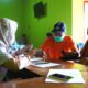 Dokter tangguh yang lagi melayani pasien