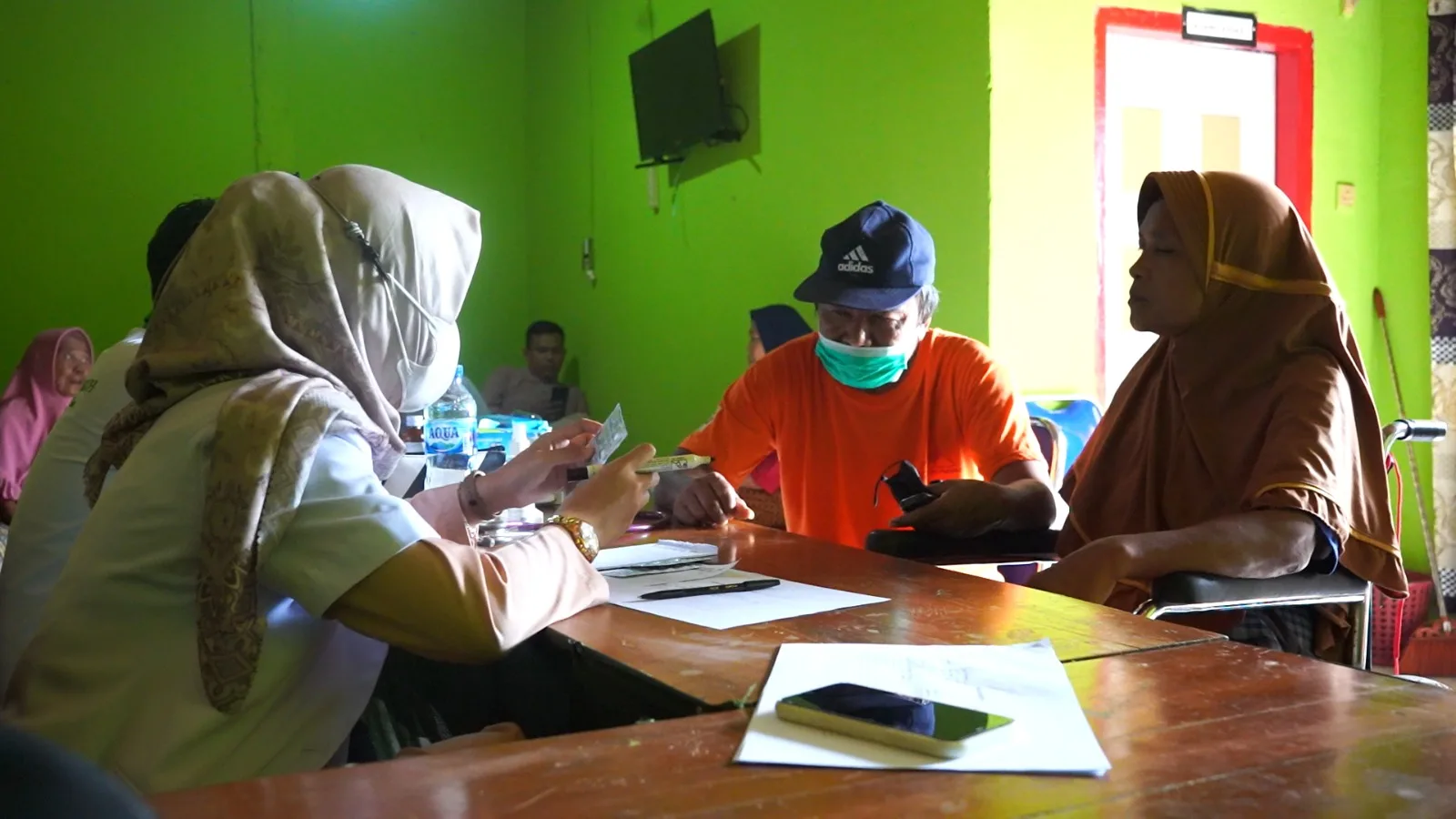 Dokter tangguh yang lagi melayani pasien