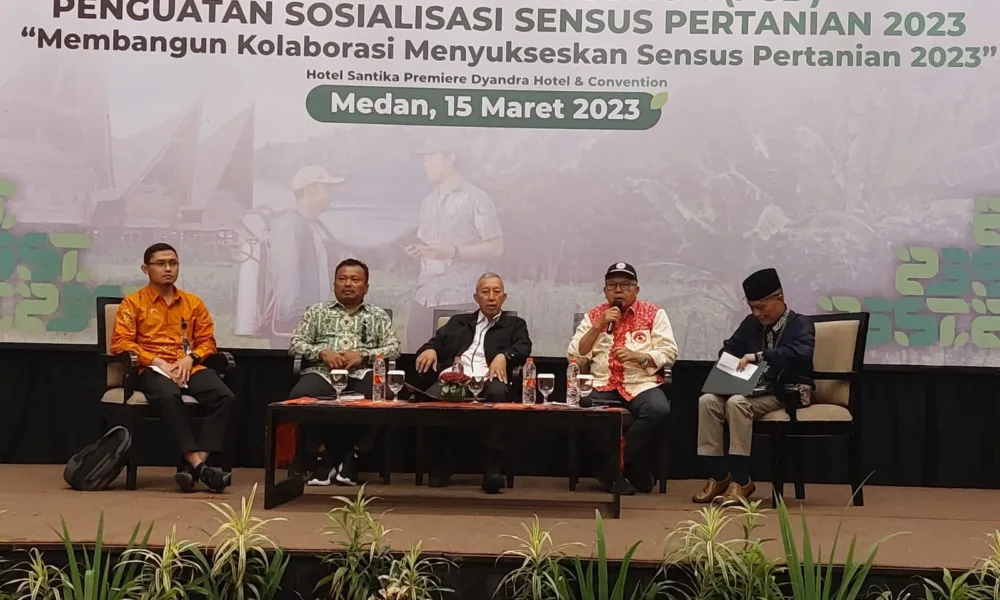 PARA peserta Focus Group Discussion (FGD) Penguatan Sosialisasi Sensus Pertanian 2023, foto bersama Kepala BPS Sumut, Nurul Hasanudin dan para narasumber.