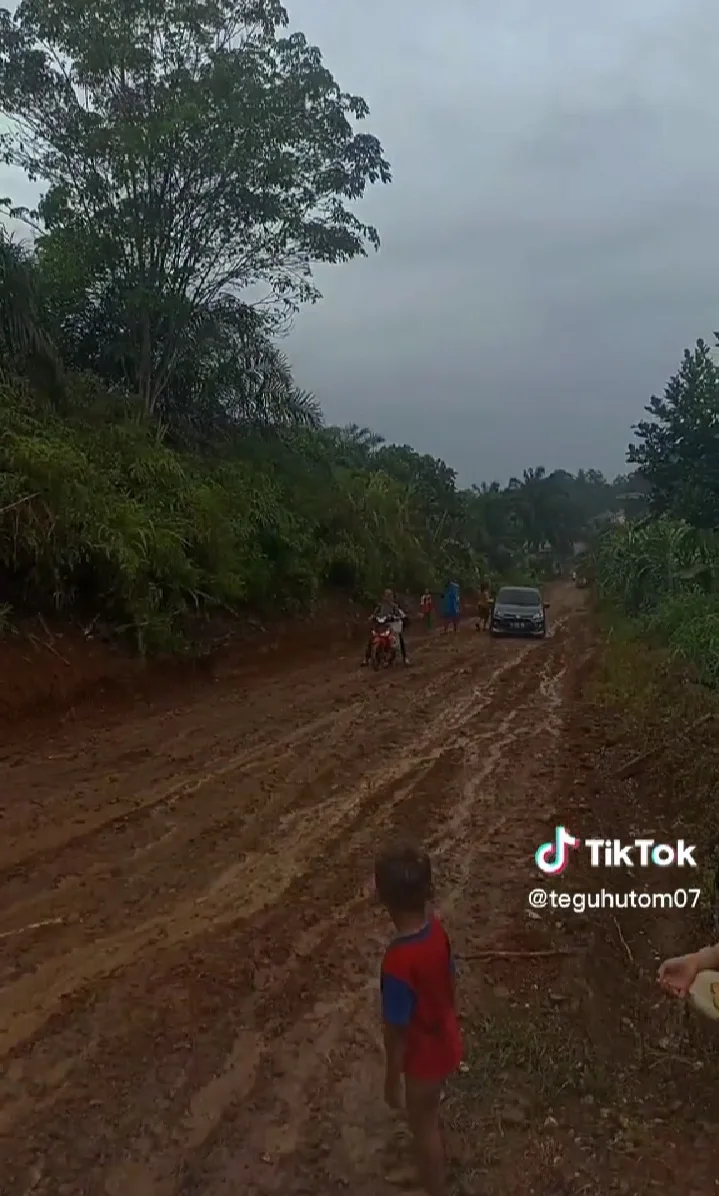 Jalan rusak yang viral di akun Tiktok warga. (DETAIL/ist)
