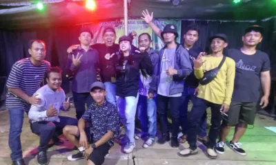 Grup Band Kompeni usai tampil penggalangan dana untuk anak yatim piatu.(DETAIL/Daryanto)