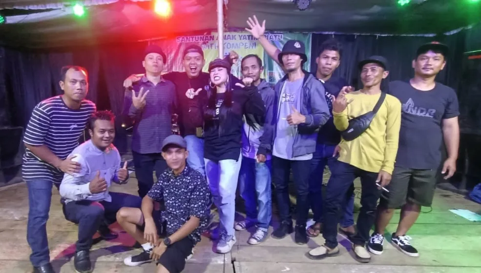 Grup Band Kompeni usai tampil penggalangan dana untuk anak yatim piatu.(DETAIL/Daryanto)
