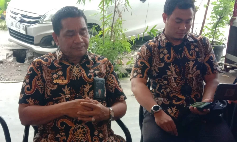 Pimpinan Wilayah (Pimwil) Perum Bulog Sumut, Arif Mandu (kiri), didampingi Humas Frans Sugara saat memberikan keterangan kepada para wartawan.