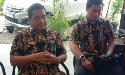 Pimpinan Wilayah (Pimwil) Perum Bulog Sumut, Arif Mandu (kiri), didampingi Humas Frans Sugara saat memberikan keterangan kepada para wartawan.