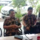 Pimpinan Wilayah (Pimwil) Perum Bulog Sumut, Arif Mandu (kiri), didampingi Humas Frans Sugara saat memberikan keterangan kepada para wartawan.