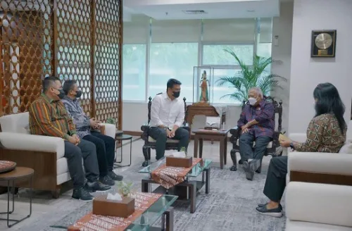 Walikota Medan Bobby Nasution saat menemui Menteri PUPR Basuki Hadimuljono untuk membicarakan dua proyek underpass di Medan, kemarin.