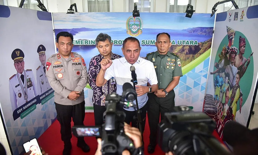 Gubernur Sumatera Utara Edy Rahmayadi saat diwawancarai oleh para wartawan di Medan, kemarin. (heno)