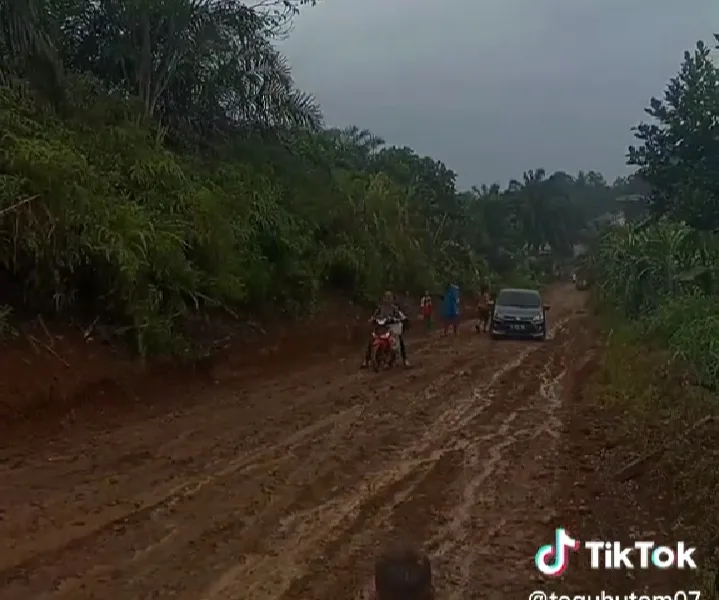 Jalan rusak yang viral beberapa waktu di akun Tiktok. (DETAIL/ist)