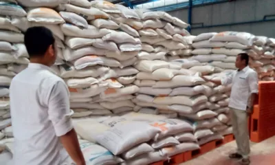 Stok sembako di gudang Bulog Cabang Sarko,cukup untuk menjamin kebutuhan sembako selama sambut bulan ramadhan.(detail/daryanto)