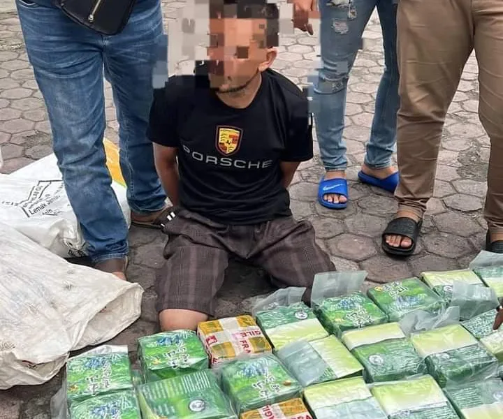 HS (36) , warga Lhokseumawe, Aceh, yang ditangkap Dit Narkoba Polda Sumut karena kedapatan membawa 50 Kg sabu.(sumber foto: Poldasu)