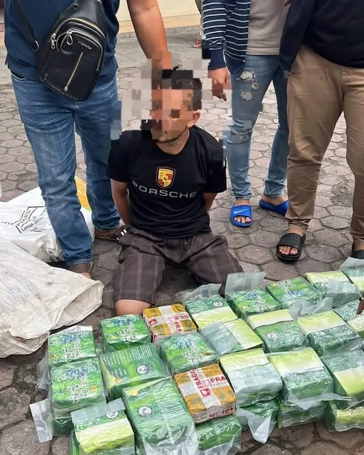 HS (36) , warga Lhokseumawe, Aceh, yang ditangkap Dit Narkoba Polda Sumut karena kedapatan membawa 50 Kg sabu.(sumber foto: Poldasu)
